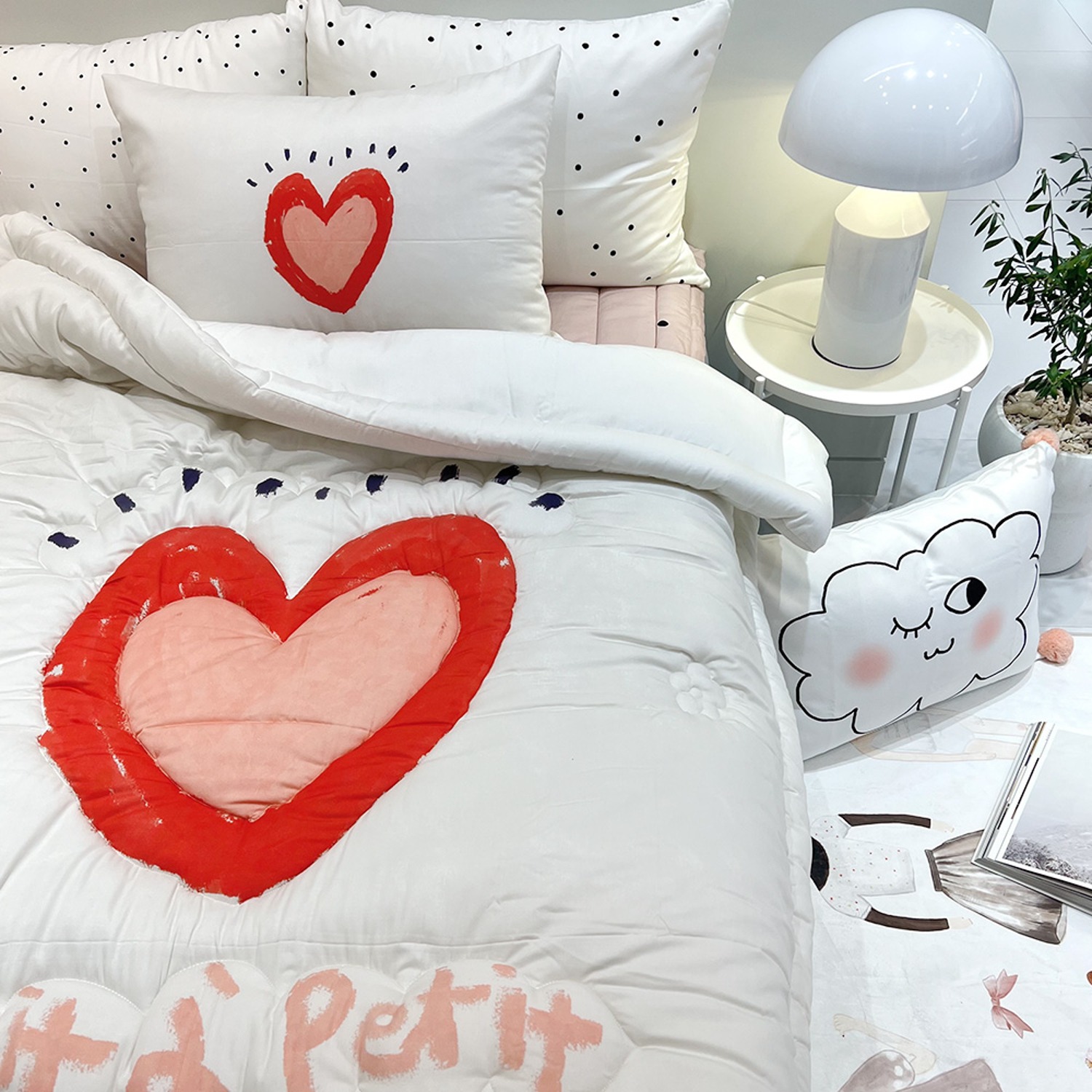 [drawing AMY]  Petit a Petit bed comforter set
